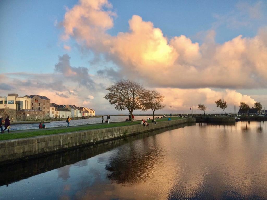 Galway 2020: cosa vedere a Galway, capitale europea della cultura 2020 - The Long Walk al tramonto